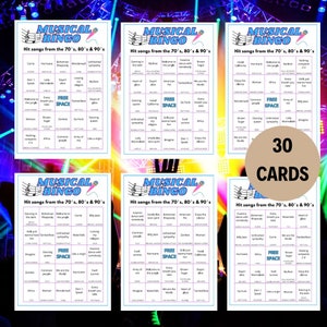 以下が含まれることがあります： 音楽をテーマにしたビンゴカードが30枚。各カードには、1970年代、1980年代、1990年代のヒット曲の名前が書かれた25個のマスがあります。カードは、音楽ビンゴゲーム用に設計されています。