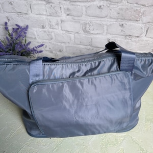 Variable Größe dank Reißverschluss: Trendy-Reisetasche mit 2 Fächern, Trolley-Halterung und versandkostenfrei!
