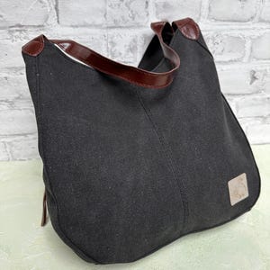 Versandkostenfrei: Schwarze Vintage-Umhängetasche mit 3 Fächern und Reißverschluss!