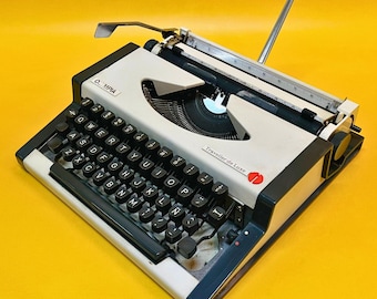 Working Typewriter Olympia Traveller De Luxe 1970 Manual White Typewriter Portable Typewriter Office Decor Typewriter QWERTY Gift Writer