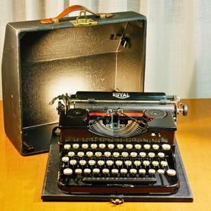 Working Typewriter Royal Portable Model P Vintage 1930s Manual Antique with Case Black Typewriter Gift for Writers Modernist Office Decor