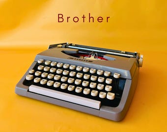 Working Typewriter Brother Deluxe JP-1 Gray Typewriter with Leather Case Manual Typewriter QWERTY 1970 Retro Typewriter Gift Writer Office