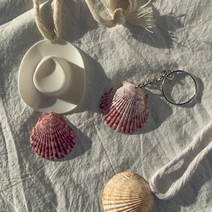 Dainty Seashell Keychain, Real Scallop Shells, Real Seashell keychain, Mermaid keychain, Ocean keychain, Beach accessory, Shell keychain