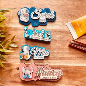 Puede incluir: Una colección de chapas con nombres personalizados con varios diseños. Las chapas presentan nombres como "Sarah RN", "Mel C Speech Pathologist", "Mia Midwife" y "Nancy Nancie Lane". Cada chapa tiene una ilustración única de un perro o un bulldog francés.