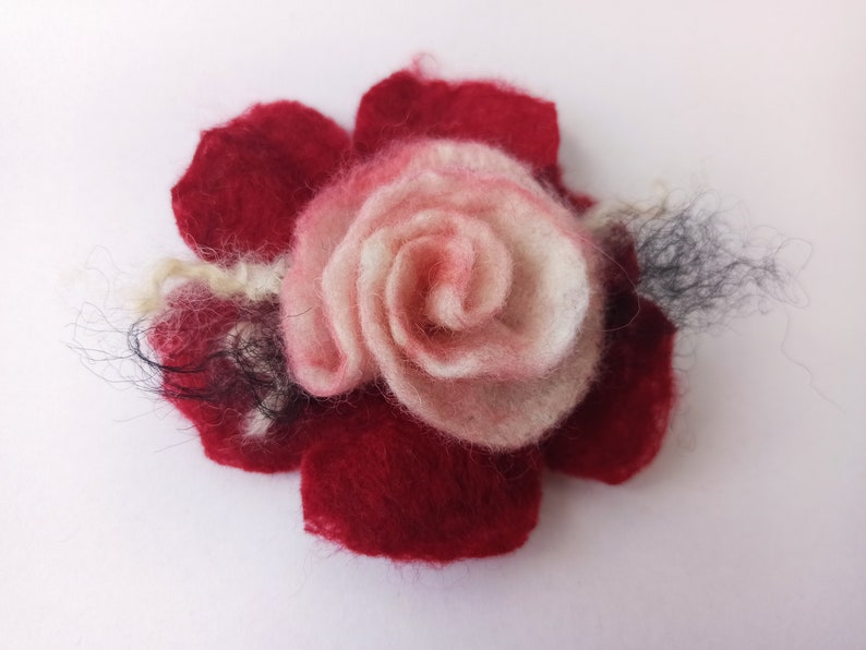 Filz Rose als Brosche, Filzbrosche, Filzblume, Schmuck Deko Blume, Anstecknadel als Geschenk für Damen, Mädchen Schwarz Rot Lila Handarbeit Bild 9