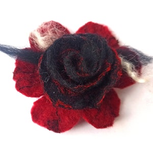 Filz Rose als Brosche, Filzbrosche, Filzblume, Schmuck Deko Blume, Anstecknadel als Geschenk für Damen, Mädchen Schwarz Rot Lila Handarbeit Rot & Schwarz