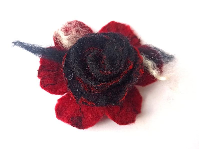 Filz Rose als Brosche, Filzbrosche, Filzblume, Schmuck Deko Blume, Anstecknadel als Geschenk für Damen, Mädchen Schwarz Rot Lila Handarbeit Rot & Schwarz