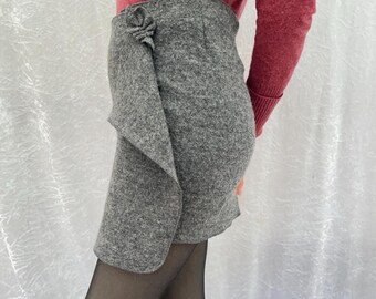 Gonna avvolgente in grigio antracite, 100% lana cotta italiana, scaldacollo, valorizza i fianchi, sciarpa sui fianchi
