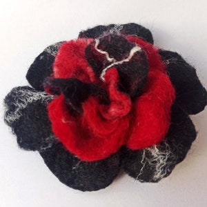 Filz Rose als Brosche, Filzbrosche, Filzblume, Schmuck Deko Blume, Anstecknadel als Geschenk für Damen, Mädchen Schwarz Rot Lila Handarbeit Schwarz & Rot