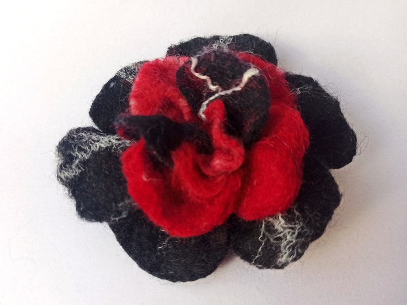 Filz Rose als Brosche, Filzbrosche, Filzblume, Schmuck Deko Blume, Anstecknadel als Geschenk für Damen, Mädchen Schwarz Rot Lila Handarbeit Schwarz & Rot