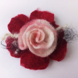 Filz Rose als Brosche, Filzbrosche, Filzblume, Schmuck Deko Blume, Anstecknadel als Geschenk für Damen, Mädchen Schwarz Rot Lila Handarbeit Rot & Weiß