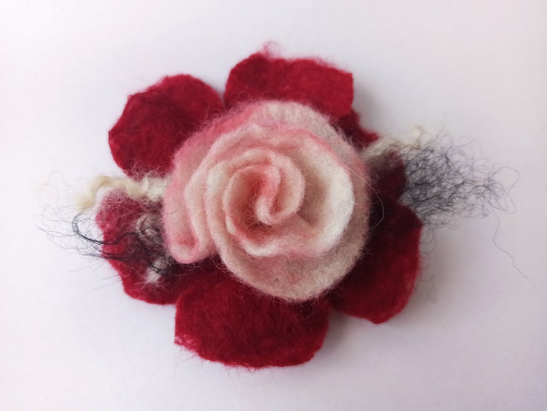 Filz Rose als Brosche, Filzbrosche, Filzblume, Schmuck Deko Blume, Anstecknadel als Geschenk für Damen, Mädchen Schwarz Rot Lila Handarbeit Rot & Weiß