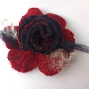 Filz Rose als Brosche, Filzbrosche, Filzblume, Schmuck Deko Blume, Anstecknadel als Geschenk für Damen, Mädchen Schwarz Rot Lila Handarbeit Bild 6