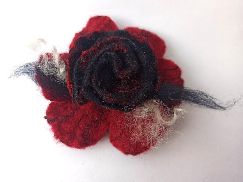 Filz Rose als Brosche, Filzbrosche, Filzblume, Schmuck Deko Blume, Anstecknadel als Geschenk für Damen, Mädchen Schwarz Rot Lila Handarbeit Bild 6