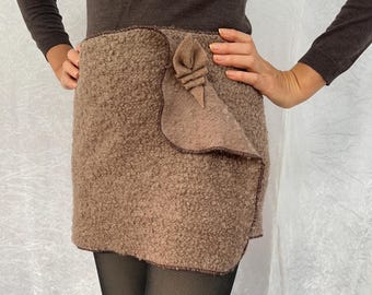 Gonna avvolgente in bouclé beige sabbia, 100% lana cotta italiana, scaldacollo, valorizza i fianchi, sciarpa sui fianchi, gonna avvolgente