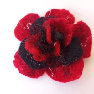 Filz Rose als Brosche, Filzbrosche, Filzblume, Schmuck Deko Blume, Anstecknadel als Geschenk für Damen, Mädchen Schwarz Rot Lila Handarbeit Bild 4