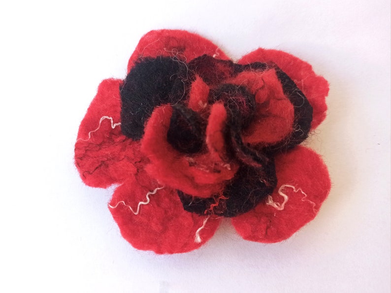 Filz Rose als Brosche, Filzbrosche, Filzblume, Schmuck Deko Blume, Anstecknadel als Geschenk für Damen, Mädchen Schwarz Rot Lila Handarbeit Rot & Schwarz-Rot