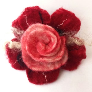 Filz Rose als Brosche, Filzbrosche, Filzblume, Schmuck Deko Blume, Anstecknadel als Geschenk für Damen, Mädchen Schwarz Rot Lila Handarbeit Rot & WeißRot