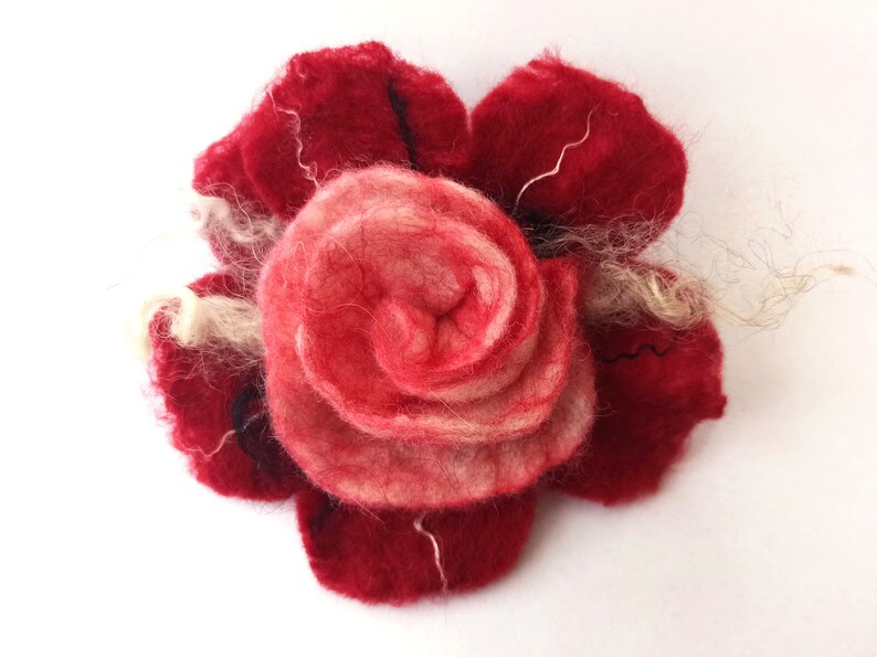 Filz Rose als Brosche, Filzbrosche, Filzblume, Schmuck Deko Blume, Anstecknadel als Geschenk für Damen, Mädchen Schwarz Rot Lila Handarbeit Rot & WeißRot