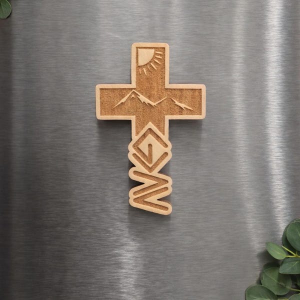 Imán cruzado "Dios es más grande que los altibajos" - Imán de nevera con fe cristiana en la montaña - Regalo rústico de madera