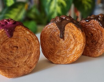 Fake Schokoladen Croissant Rolle: Realistische Backwaren Requisite