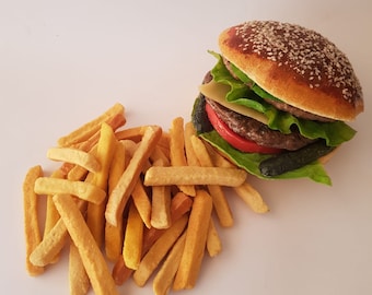 Fake faux realistische hamburger en friet voor weergave, decoratie en grap