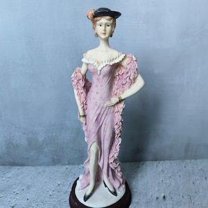 Vintage beeldje dame in roze jurk en boa, dame in vroege 20e-eeuwse stijl, elegante dame, dame uit een mooi tijdperk, chique dame, Victoriaanse dame