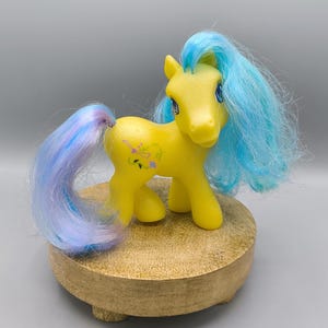 Vintage MLP G3 Meadowbrook, yellow pony with blue mane, My little pony, collectible toy Hasbro, excellent condition