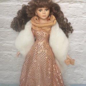 Vintage porseleinen pop in perzikkleurige avondjurk met clutch en bontcape, pop zangeres/actrice, porseleinen poppencollectie jaren 90, verzamelcadeau