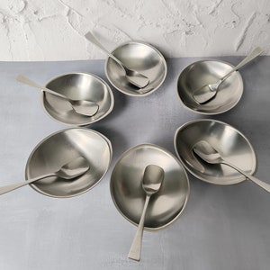 Vintage 1980er Jahre Guy Degrenne Eiscreme- / Dessertschalen, französische Dessertschalen aus Edelstahl, sechs Schalen mit Löffeln, atemberaubendes Retro-Geschenk