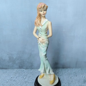 Vintage keramisch beeldje dame in blauwe jurk, dame in begin 20e-eeuwse stijl, elegante jongedame, dame uit de mooie tijd, chique dame, cadeau