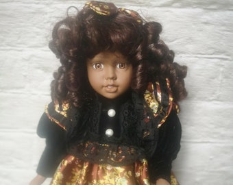 Superbe poupée de porcelaine vintage brune avec bouche ouverte, magnifiques cheveux bouclés, poupée numérotée de collection, excellent état