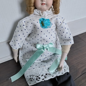 Vintage dress with lace for antique doll, handmade dress 50s, white linen dress, accessory for doll collection SFBJ, Armand Marseille etc