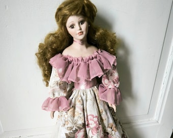 Grande poupée vintage en porcelaine vêtue d'une magnifique robe longue avec des fleurs, magnifique poupée de collection, belle poupée comme cadeau de mariage, cadeau d'anniversaire