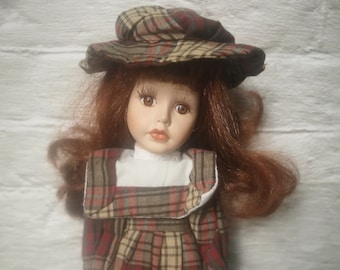 Boneca vintage de porcelana, pequena boneca ruiva com vestido e chapéu xadrez, um belo presente para colecionadores.