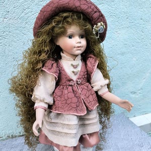 Boneca de porcelana vintage com cabelo super longo, boneca muito bonita em estilo retrô, vestido rosa escuro, coleção de bonecas raras como presente para colecionador