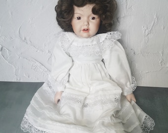 Muñeca de porcelana vintage, reproducción de una muñeca antigua, con atuendo vintage, boca y dientes abiertos, una preciosa muñeca de colección ideal para regalar.