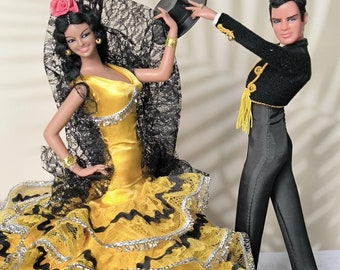 赤いドレスに黒いドレスを着たヴィンテージのマリン・チクラナ人形