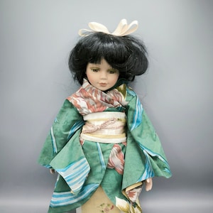 Vintage Porzellanpuppe 1970er Jahre im Japanischen Outfit, seltenes Sammlerstück Japanische Puppe im Kimono, wunderschöne Puppe als Geschenk für Sammler