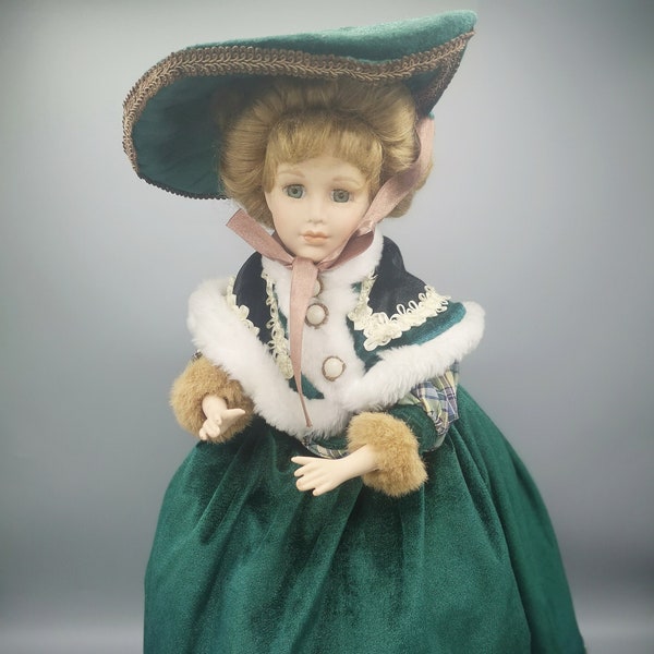 poupée en porcelaine vintage en tenue victorienne et chapeau, poupée en robe verte velours, poupée de collection aux yeux verts, excellent état