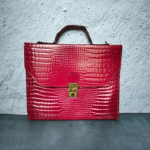 Maletín de cuero rojo brillante vintage, cuero de imitación de cocodrilo, maletín vintage pequeño y elegante, decoración vintage o impresionante accesorio retro