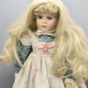 Bambola bionda in porcellana d&#39;epoca con capelli lussuosi, bambola da collezione in abito d&#39;epoca, bambola domestica, regalo da collezione