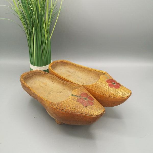 Antikes Paar Kinderschuhe, kleine Bauernschuhe aus Holz, französische Schuhe des frühen 20