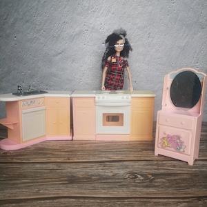 Meubles de cuisine de Barbie  Barbie kitchen, Barbie playsets, Barbie
