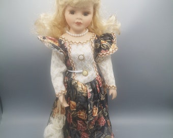Poupée en porcelaine vintage blonde dans une très belle robe avec fleurs et broderies, chapeau et sac à main, cadeau parfait, poupée de collection années 70