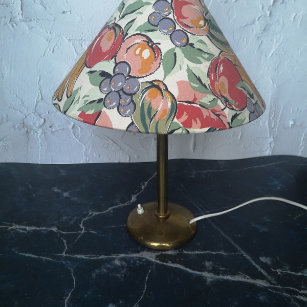 lampe de table vintage milieu du XXe siècle, 1950-1960, abat-jour en tissu avec des fruits colorés, motif de lampe à fruits, style rétro, décoration intérieure confortable