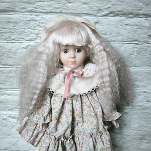 Boneca de porcelana vintage com cabelo ondulado rosa, boneca colecionável em roupa retrô, boneca em vestido vintage com flores, presente para criança, colecionador