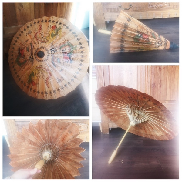 Grand parasol vintage de style chinois, papier de riz et bambou, millésime du milieu du 20ème siècle, belle décoration intérieure, toile de fond pour la photographie