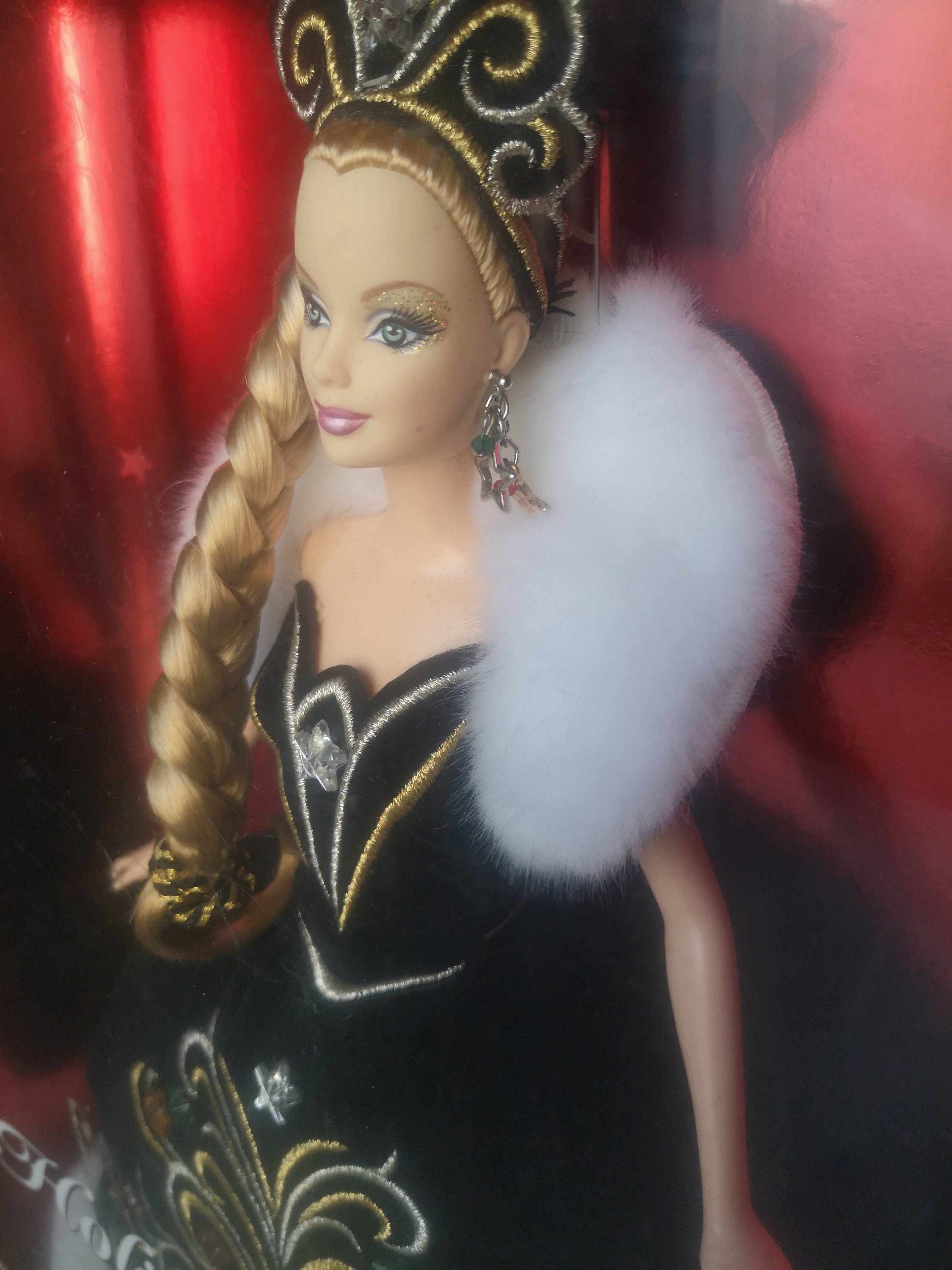 バービー人形　Holiday Barbie 2006　ボブマッキー　ヴィンテージ Amazon.com: Barbie 2006 Holiday Doll by Bob Mackie : Toys