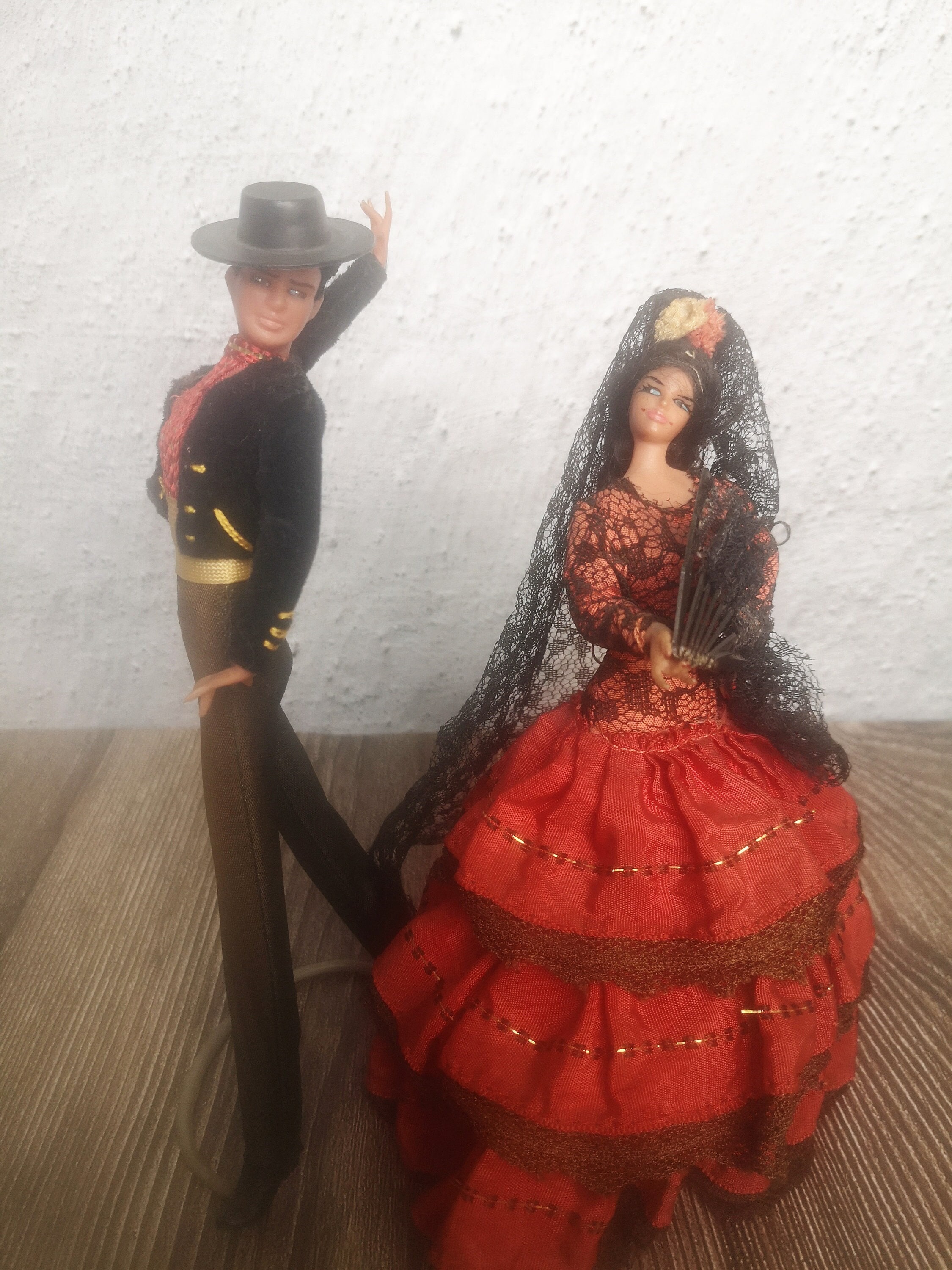 Coppia spagnola vintage di ballerini di flamenco in rosso bambole di plastica da collezione Grain bambole regionali del sud della Spagna